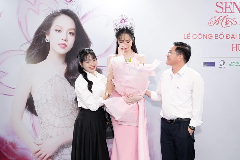 Nàng hậu bật khóc bên người thân khi chuẩn bị thi nhan sắc quốc tế. Ảnh: FB Thanh Thủy.