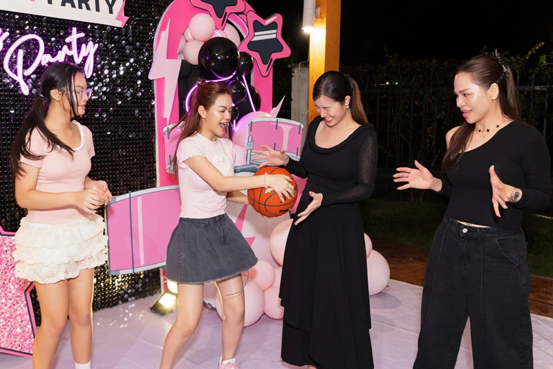 Phạm Quỳnh Anh và Đông Nhi thân thiết nhiều năm qua.