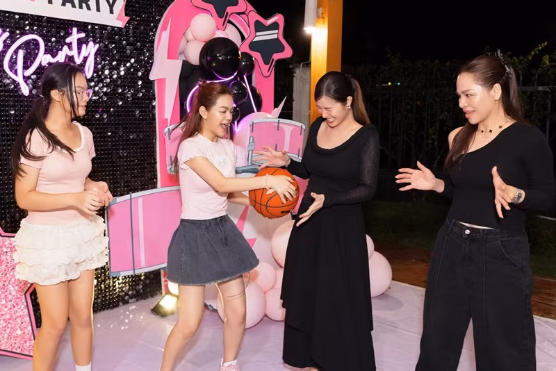 Phạm Quỳnh Anh và Đông Nhi thân thiết nhiều năm qua.