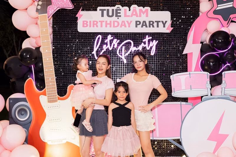 Phạm Quỳnh Anh hiện tại có cuộc sống hạnh phúc bên các con và bạn trai giấu mặt.