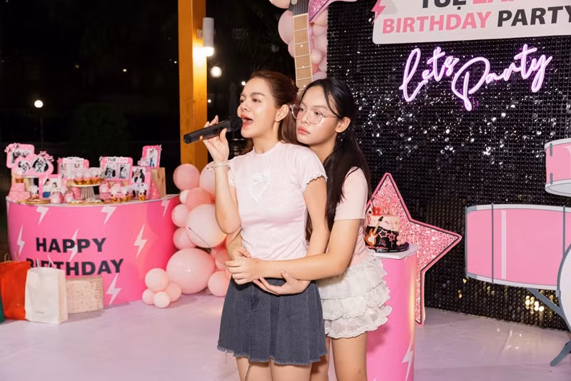 Phạm Quỳnh Anh chúc mừng sinh nhật ái nữ: "Con gái đầu lòng, người bạn thân, chị 2 của các em, cô giáo dạy nhảy khó tính nhất của mẹ. Chúc mừng sinh nhật con. Một đời bình an, hạnh phúc, được thỏa sức với đam mê. Mẹ và gia đình luôn đứng sau ủng hộ và đồng hành cùng con nhé. Đi thi Chị đẹp mà lỡ có nhảy xấu là về bị chị hai mắng xơi xơi. Áp lực".