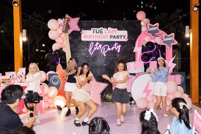 Con gái Phạm Quỳnh Anh rất thích nhảy múa.