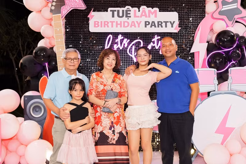 Chồng cũ Phạm Quỳnh Anh chụp ảnh cùng các con gái.