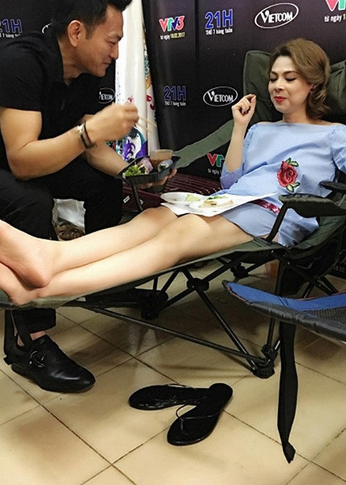 Trong nhiều lần về nước hoạt động nghệ thuật, nữ ca sĩ được nửa kia của mình tháp tùng, ân cần chăm sóc ở hậu trường.