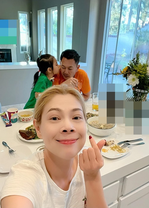 Thanh Thảo từng chia sẻ, chồng được một vài cô gái để ý. "Vài cô còn tự tung tin là ba đang “cặp” với cô, tình cảm thân thiết trên mức bình thường nữa chứ. Mẹ nghe xong chỉ cười thôi, vì không ai hiểu rõ ba bằng mẹ đâu", cô "dằn mặt" các "trà xanh".