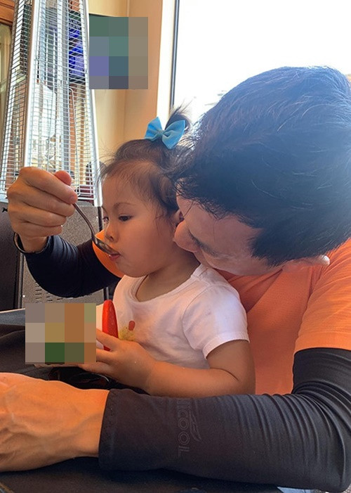 Nếu không đi làm, mọi chuyện liên quan đến con, Tom Han đều thay vợ làm hết.