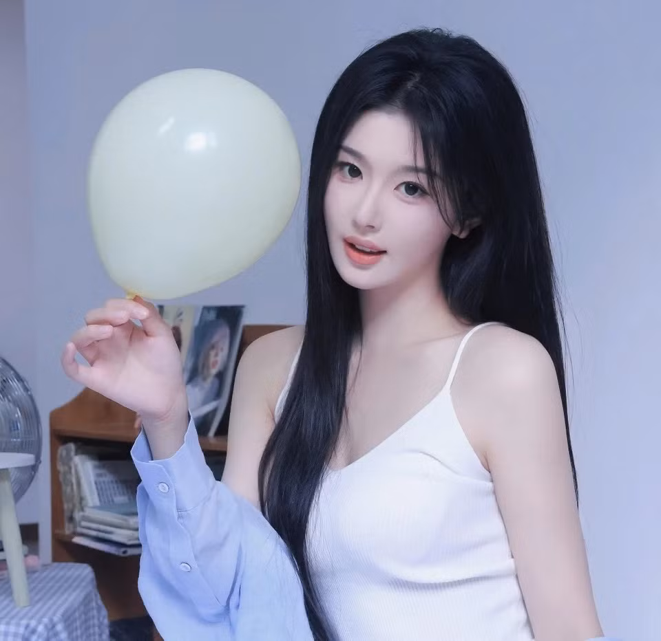 Cô từng trải qua thời gian dài chật vật trong những ngày đầu theo đuổi con đường diễn viên. Cuối năm 2022, khi tham gia chương trình truyền hình thực tế Ngôi làng báu vật, Khổng Tuyết Nhi bị chế giễu vì không biết cách ăn trứng cá muối. Sau đó, dàn nghệ sĩ nam trong show gồm Phí Khải Minh, Hùng Tử Kỳ và Vưu Trường Tĩnh phải lên tiếng xin lỗi vì hành xử kém tinh tế liên quan đến mỹ nhân Khổng Tuyết Nhi.