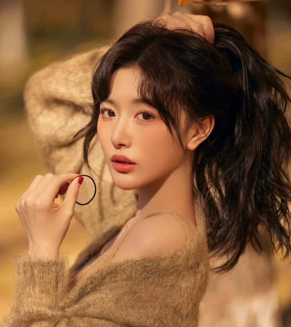 Khổng Tuyết Nhi từng trải qua quãng thời gian làm thực tập sinh trong 8 năm. Cô từng được sang Hàn và đào tạo tại một trong những công ty giải trí bậc nhất xứ Hàn – JYP trong 3 năm. Khi đó, Tuyết Nhi và những trainee nổi tiếng ở thời điểm đó là Na Yeon, Jeong Yeon, Sana...