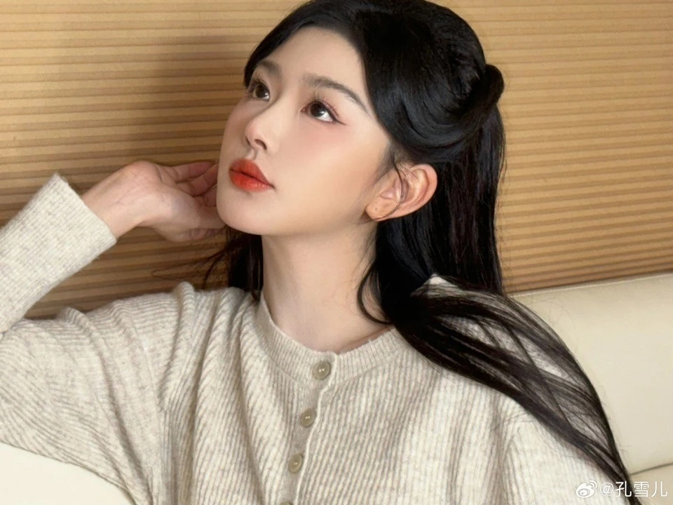 Ngoài khả năng diễn xuất, Khổng Tuyết Nhi còn hát hay, nhảy đẹp nhờ xuất phát điểm là ca sĩ thần tượng. Cô từng tham gia chương trình Thanh Xuân có bạn 2 và thuộc top thí sinh nhảy đẹp nhất. Cô trở thành thành viên nhóm nhạc nữ The Nine.