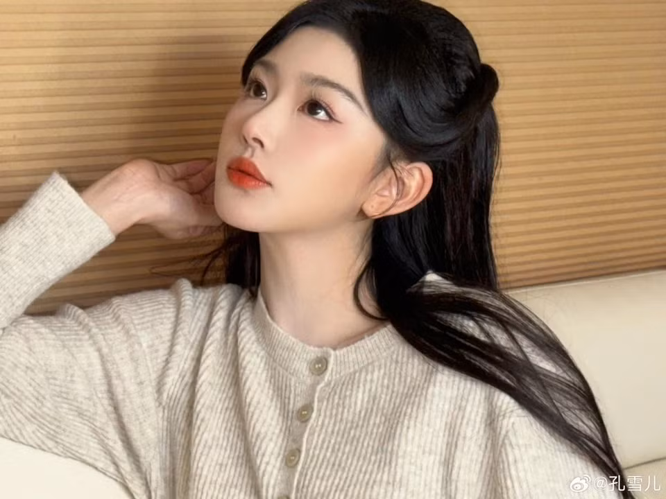 Ngoài khả năng diễn xuất, Khổng Tuyết Nhi còn hát hay, nhảy đẹp nhờ xuất phát điểm là ca sĩ thần tượng. Cô từng tham gia chương trình Thanh Xuân có bạn 2 và thuộc top thí sinh nhảy đẹp nhất. Cô trở thành thành viên nhóm nhạc nữ The Nine.