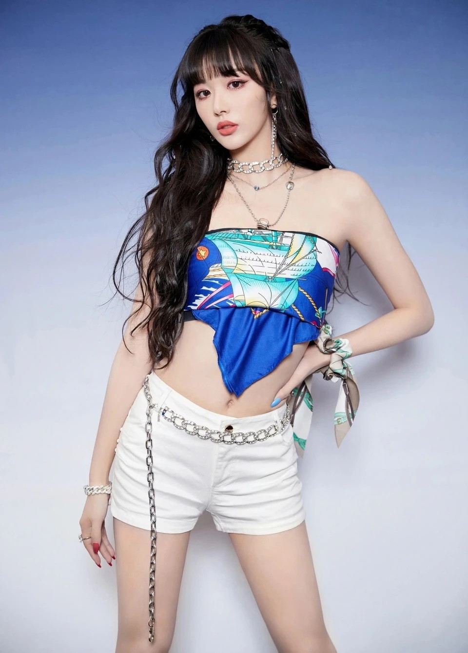 Ngoài ra, cô còn có thời gian đầu quân cho Yuehua Entertainment. Sau đó, người đẹp góp mặt trong danh sách những gương mặt tiềm năng cho đội hình nhóm nhạc WJSN nhưng cuối cùng vẫn không gặp may mắn.