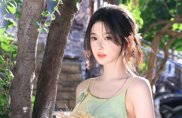 Trong bộ phim Đấu La Đại Lục sắp sửa trình làng vào ngày 25/11, Khổng Tuyết Nhi sẽ đảm nhận vai Chu Trúc Thanh, theo Sina. Trên trang cá nhân, nữ diễn viên thường xuyên cập nhật những hình ảnh mới ở series. Khán giả khen ngợi tạo hình thu hút của Khổng Tuyết Nhi trong phim.