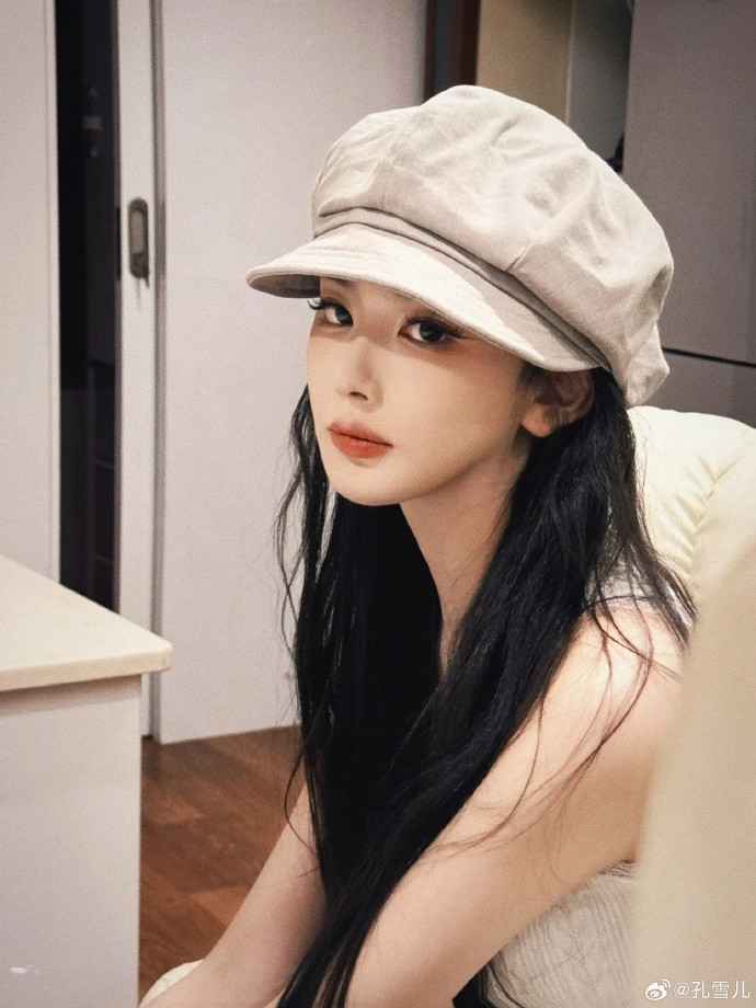 Đấu La Đại Lục là một trong các dự án truyền hình mà mỹ nhân sinh năm 1996 tham gia trong năm nay. Theo Sohu, Khổng Tuyết Nhi đang là gương mặt được các đạo diễn săn đón. Cô góp mặt trong Mặc Vũ Vân Gian, Ám Hà Truyện, Tử Dạ Quy, Cẩm Nguyệt Như Ca... Ngoài ra, diễn viên còn được mời tham gia nhiều sự kiện giải trí và quảng cáo cho các nhãn hàng, thương hiệu.