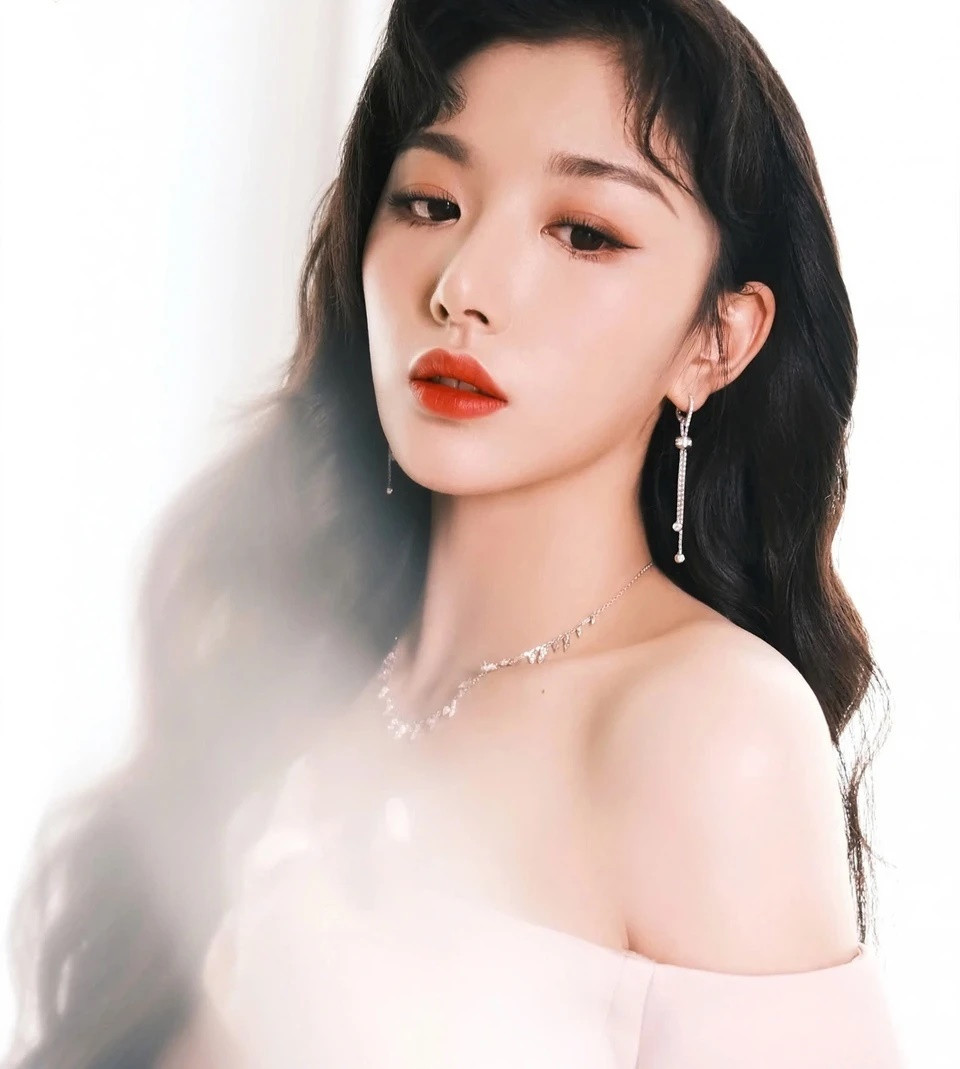 Diễn viên Khổng Tuyết Nhi có vẻ ngoài nổi bật, gương mặt khả ái và hình thể cân đối. Người đẹp theo đuổi phong cách thời trang gợi cảm. Khổng Tuyết Nhi hiện thu hút hơn 9,4 triệu người theo dõi trên trang cá nhân. Cô được fan khen thân thiện, vui vẻ, chăm tương tác.