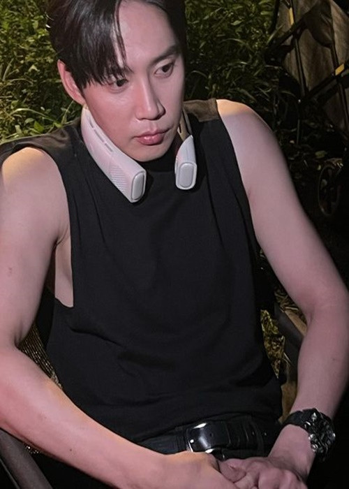 Tuy nhiên, thực tế, Park Sung Hoon không xuất thân giàu có. Theo Hoa Học Trò, bố Park Sung Hoon từng làm việc trong ngân hàng nhưng sau khi ông nghỉ hưu, khủng hoảng tài chính xảy ra khiến gia đình anh rơi vào cảnh khó khăn. Ảnh: Instagram Park Sung Hoon.