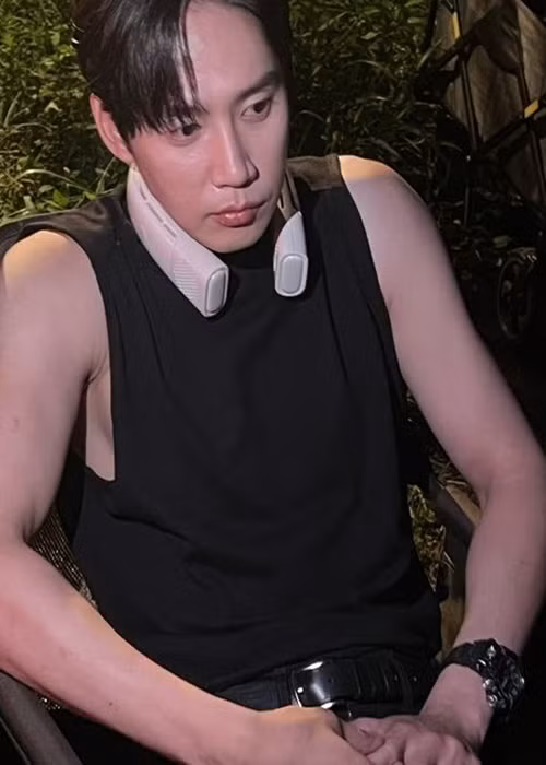 Tuy nhiên, thực tế, Park Sung Hoon không xuất thân giàu có. Theo Hoa Học Trò, bố Park Sung Hoon từng làm việc trong ngân hàng nhưng sau khi ông nghỉ hưu, khủng hoảng tài chính xảy ra khiến gia đình anh rơi vào cảnh khó khăn. Ảnh: Instagram Park Sung Hoon.