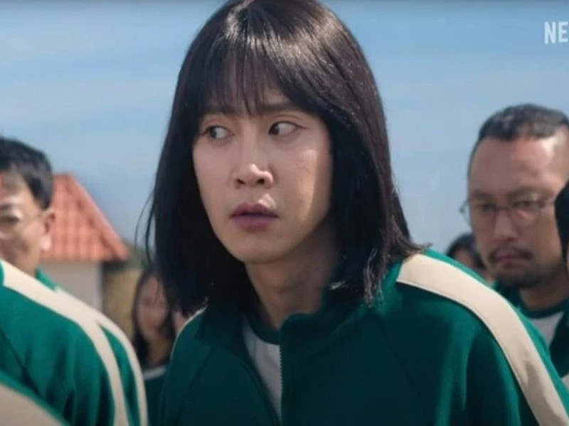 Trong Squid Game 2, Park Sung Hoon xuất hiện ở trò chơi Đèn xanh đèn đỏ. Tạo hình của nam diễn viên khá nữ tính với mái tóc ngắn. Ảnh: Znews.