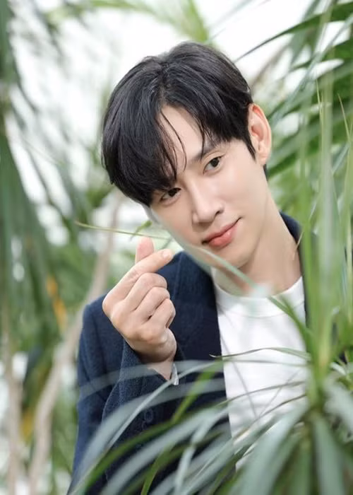 Park Sung Hoon kể, thời trung học, anh không có tiền để mua một chiếc hamburger khi đi xem phim cùng bạn bè. Khi mới bắt đầu nghiệp diễn, Park Sung Hoon sống 7 năm trong một căn nhà ở tầng bán hầm tương tự như gia đình trong phim Ký sinh trùng. Ảnh: Instagram Park Sung Hoon.