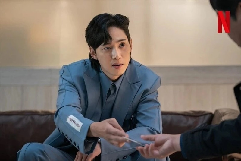 Tạo hình của Park Sung Hoon trong The glory. Ảnh: Znews.