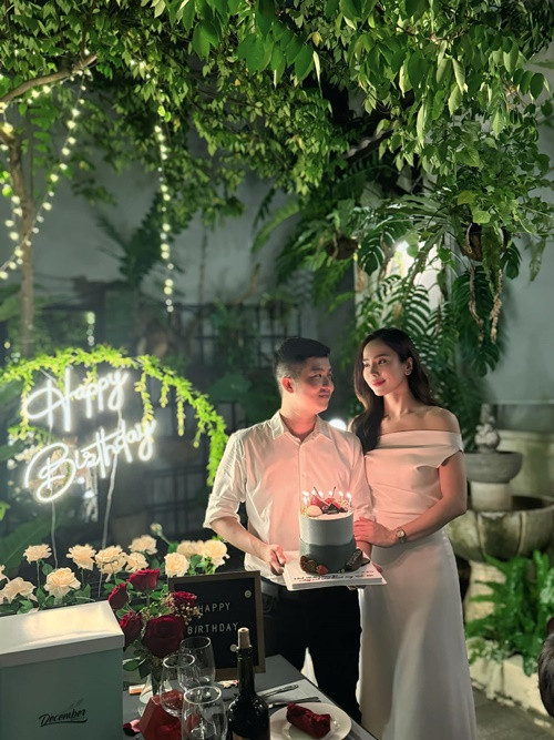 Doanh nhân Bửu Lộc vừa đón sinh nhật bên diễn viên Bella Mai. Ảnh: FB Bửu Lộc.