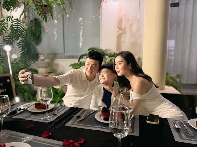 Bửu Lộc khoe ảnh đón tuổi mới bên con trai và bạn gái. Ảnh: FB Bửu Lộc.
