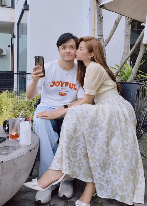 Nữ diễn viên cho biết, cô khá ương bướng nhưng Anh Tuấn luôn bỏ qua. Ảnh: FB Anh Tuấn.