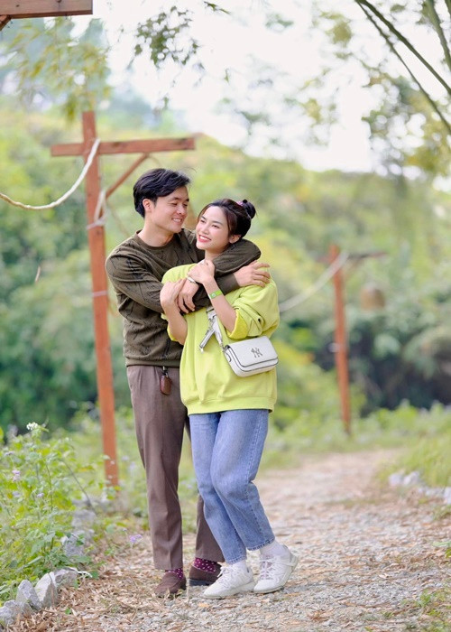 Diễn viên Gặp em ngày nắng chia sẻ trên Tiền Phong, nửa kia hiền lành và chiều chuộng cô hết mực. Ảnh: FB Anh Tuấn.