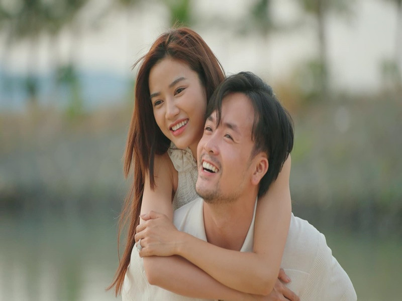 Nữ diễn viên phim Gặp em ngày nắng gật đầu đồng ý trước lời cầu hôn của bạn trai. Ảnh: FB Anh Đào.