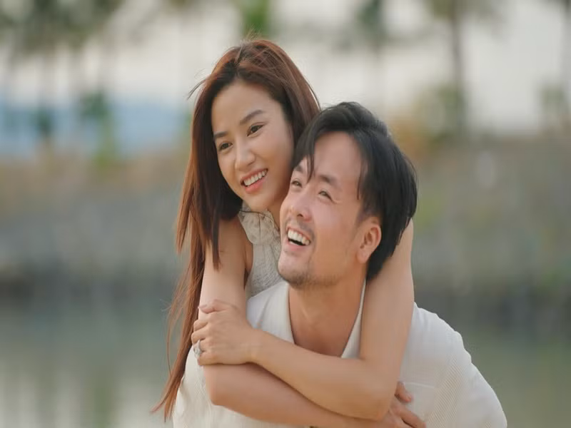 Nữ diễn viên phim Gặp em ngày nắng gật đầu đồng ý trước lời cầu hôn của bạn trai. Ảnh: FB Anh Đào.