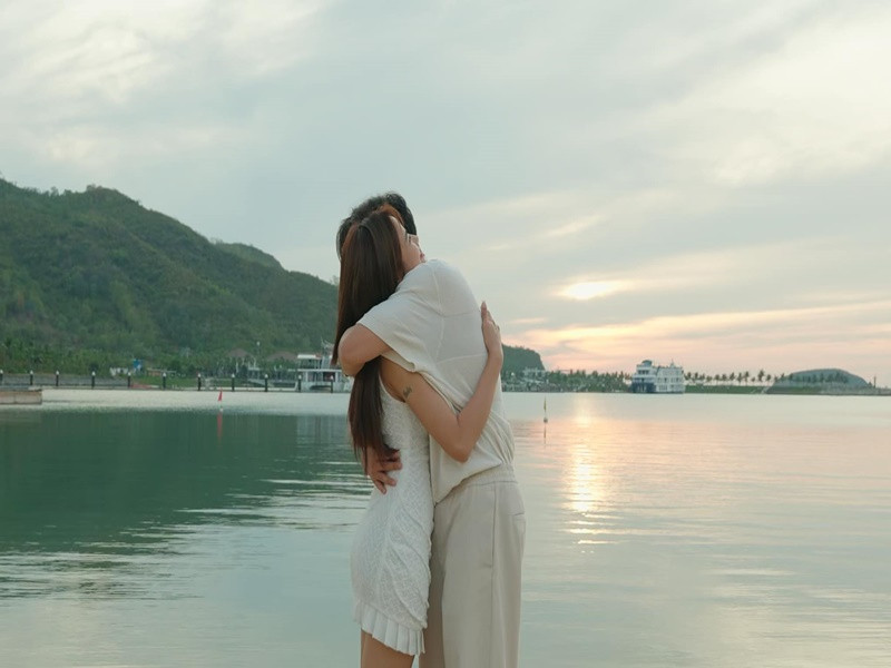 Tháng 10/2024, Anh Đào được Anh Tuấn cầu hôn trên bãi biển. Ảnh: FB Anh Đào.