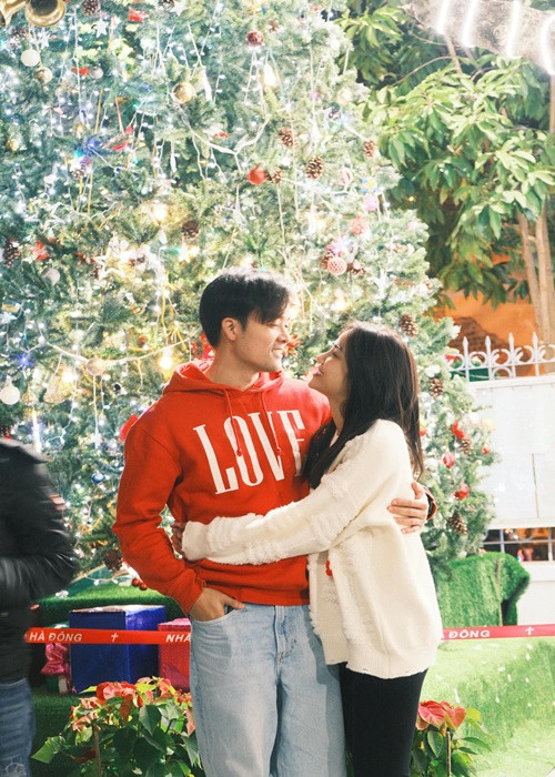 Cặp đôi diễn viên dành cho nhau ánh mắt đắm đuối, cử chỉ tình cảm. Ảnh: FB Anh Tuấn.