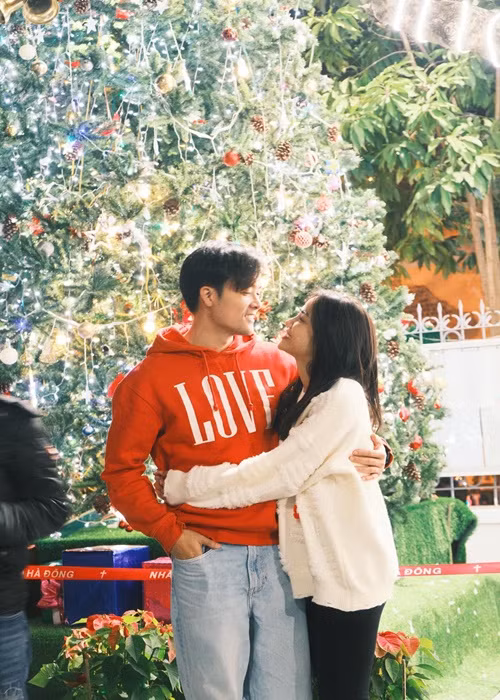 Cặp đôi diễn viên dành cho nhau ánh mắt đắm đuối, cử chỉ tình cảm. Ảnh: FB Anh Tuấn.