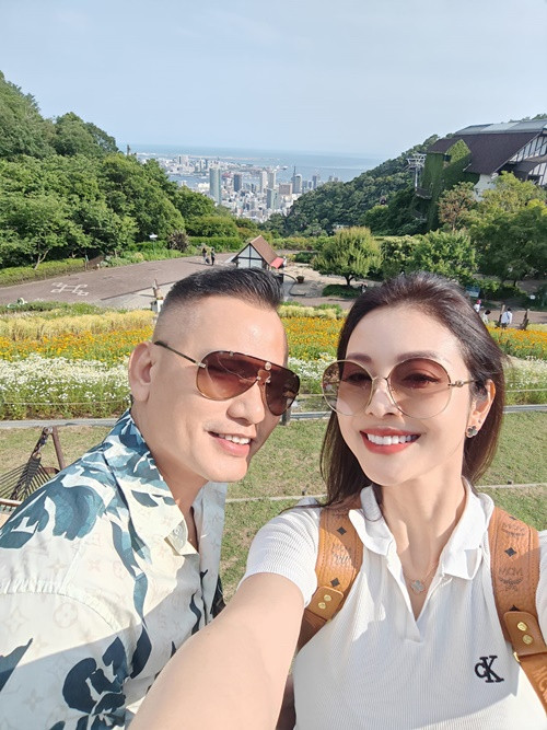 Một lần bị antifan mỉa mai lấy chồng giàu, Jennifer Phạm đáp trả: “Chồng giàu hay nghèo thì có làm sao hả bạn? Thời buổi bây giờ nam nữ bình đẳng, phụ nữ phải có sự nghiệp và nguồn kinh tế riêng chứ không phải cứ ở nhà ỷ lại chồng nuôi như quan điểm của bạn đâu nha. Chúc bạn tìm được hạnh phúc của riêng mình". Ảnh: FB Jennifer Phạm.