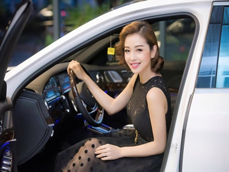 Năm 2016, Jennifer Phạm tậu một chiếc Mercedes-Benz S400 mới với giá 3,8 tỷ đồng. Ảnh: Vietnamnet.