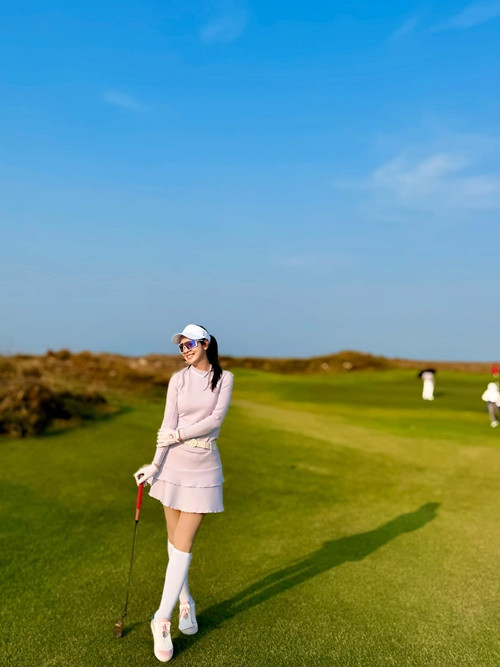 Nữ MC thường xuyên đăng tải hình ảnh check-in sân golf. Ảnh: FB Jennifer Phạm.