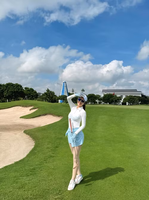 Ít năm trở lại đây, Jennifer Phạm yêu thích chơi golf. Ảnh: FB Jennifer Phạm.