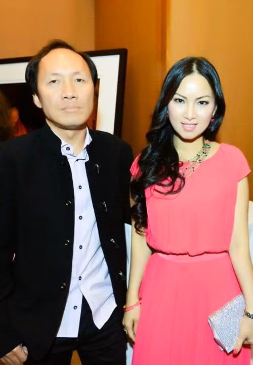  Ca sĩ Hà Phương quen biết Chính Chu khi lưu diễn ở Mỹ. Lần đầu gặp, cô ấn tượng với việc nam doanh nhân không rành tiếng Việt nhưng chịu khó nói chuyện. Quen được 3 tháng, em gái Cẩm Ly được Chính Chu ngỏ lời yêu. Năm 2002, cả hai kết hôn. Ảnh: FB Hà Phương.