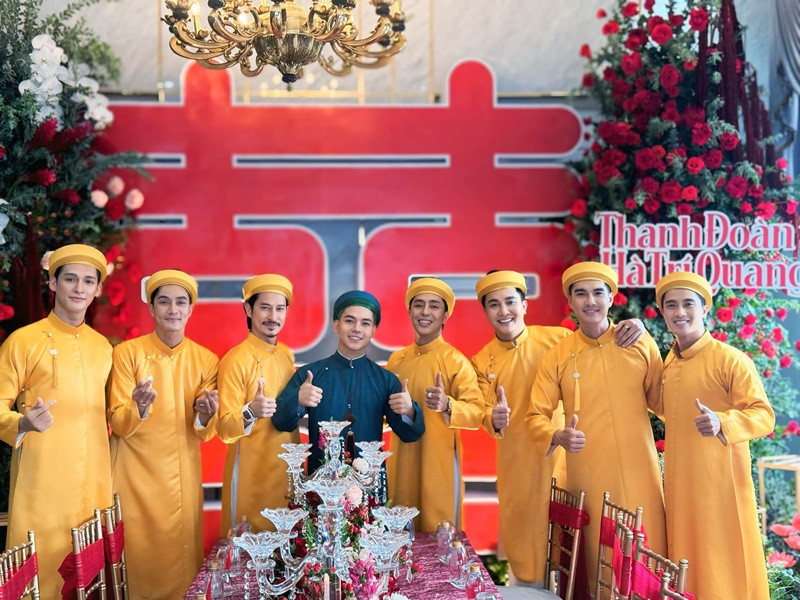Huy Khánh (thứ ba bên trái) làm phù rể cho Thanh Đoàn. Ảnh: Ngô Thành Tá.