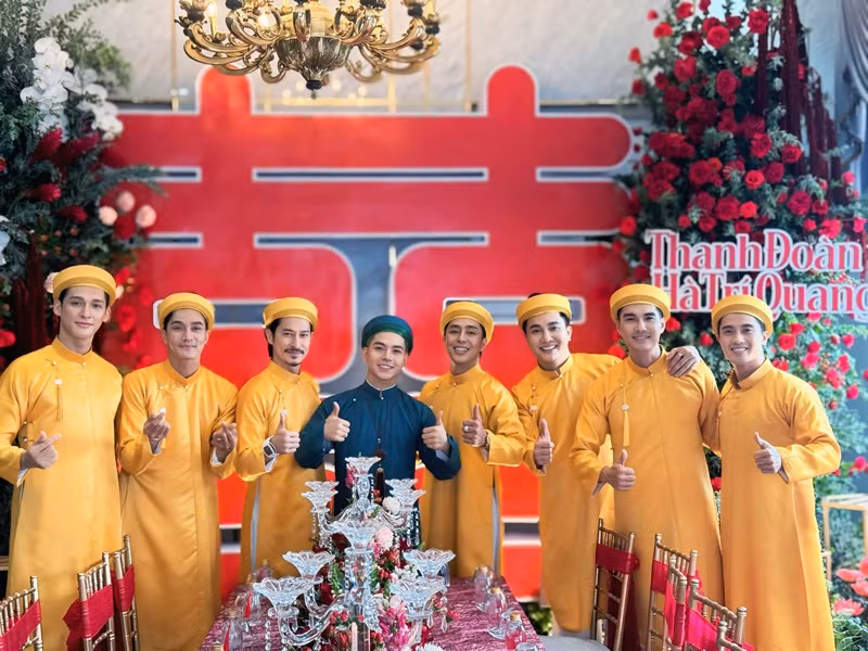 Huy Khánh (thứ ba bên trái) làm phù rể cho Thanh Đoàn. Ảnh: Ngô Thành Tá.