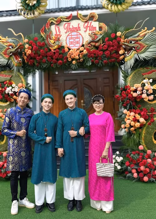 Nhiều nghệ sĩ tham dự đám cưới của Hà Trí Quang ở Đồng Tháp. Ảnh: FB Phương Dung.