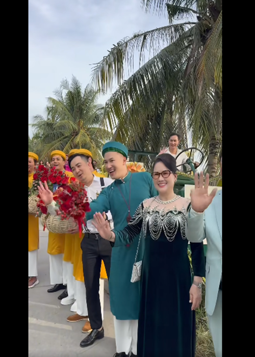 Hà Trí Quang cùng người thân, bạn bè diện áo dài đi máy cày. Ảnh: FB Thanh Đoàn.