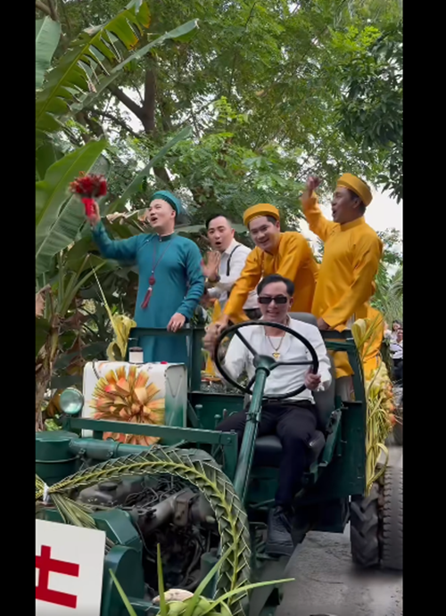 "Siêu xe rước chú rể nhỏ", Thanh Đoàn hài hước chia sẻ. Ảnh: FB Thanh Đoàn.
