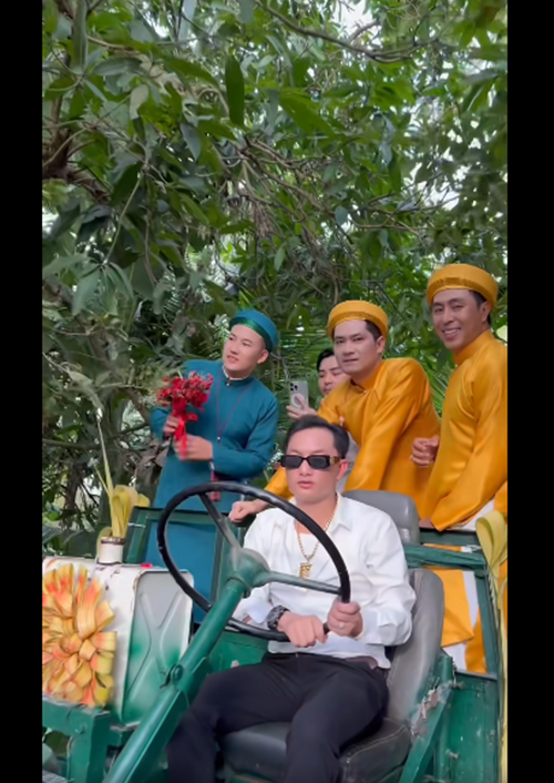 Đám cưới của Hà Trí Quang - Thanh Đoàn tại Đồng Tháp vừa diễn ra. Khi đón nửa kia, Hà Trí Quang chọn máy cày thay vì xe hơi. Ảnh: FB Thanh Đoàn.