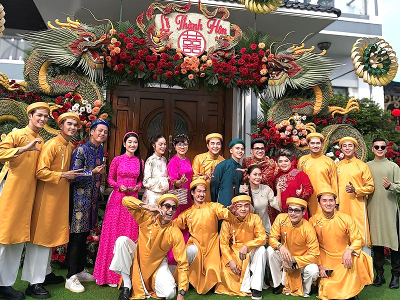 Quỳnh Lam, Dương Cẩm Lynh, Minh Luân cũng dự đám cưới. Ảnh: FB Phương Dung.