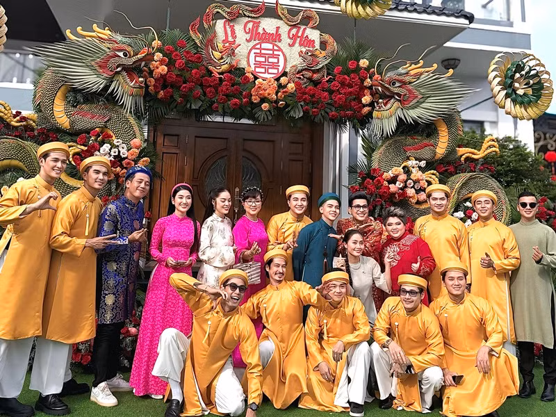 Quỳnh Lam, Dương Cẩm Lynh, Minh Luân cũng dự đám cưới. Ảnh: FB Phương Dung.