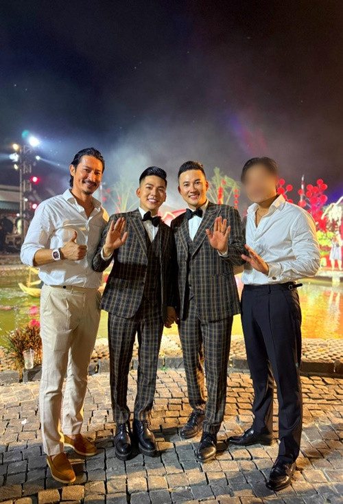 Cặp đôi liên tục thay trang phục trong đám cưới. Ảnh: FB Huy Khánh.