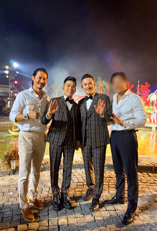 Cặp đôi liên tục thay trang phục trong đám cưới. Ảnh: FB Huy Khánh.