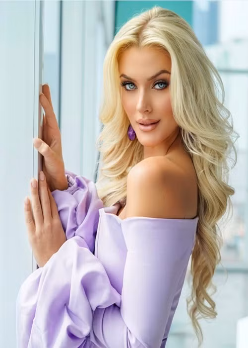 Victoria cao 1m72, sở hữu gương mặt xinh đẹp với đôi mắt xanh, bờ môi quyến rũ, mái tóc vàng óng ả. Ảnh: Instagram Victoria.