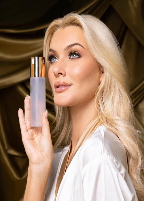 Tân Miss Universe 2024 khoe gương mặt đẹp không góc chết khi chụp ảnh quảng cáo. Ảnh: Fanpage Miss Universe.