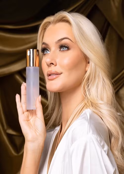 Tân Miss Universe 2024 khoe gương mặt đẹp không góc chết khi chụp ảnh quảng cáo. Ảnh: Fanpage Miss Universe.